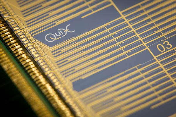 QuiX quantum photonic processor with wire bonds