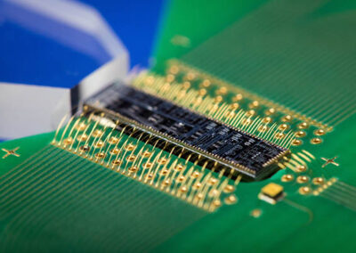 staggered wire bonds connecting a photonic integrated circuit to a pcb