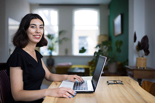 portrait Ebru Arslan of PHIX Photonics Assembly