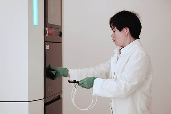 PHIX engineer with Quantum X Align microfabrication system