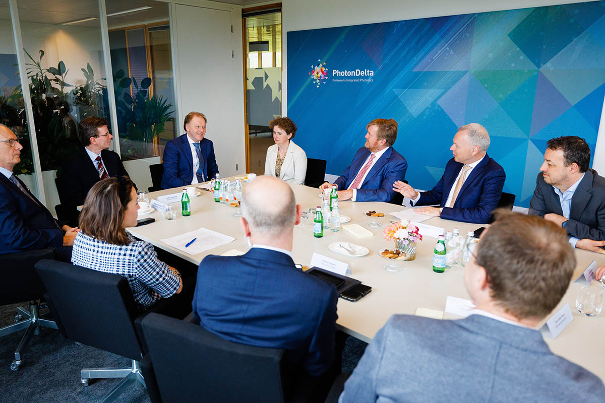 Round table discussion about photonics with PHIX CEO and King Willem-Alexander