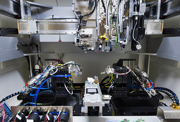 automated photonics assembly machine for edge coupling fiber arrays to photonic chips