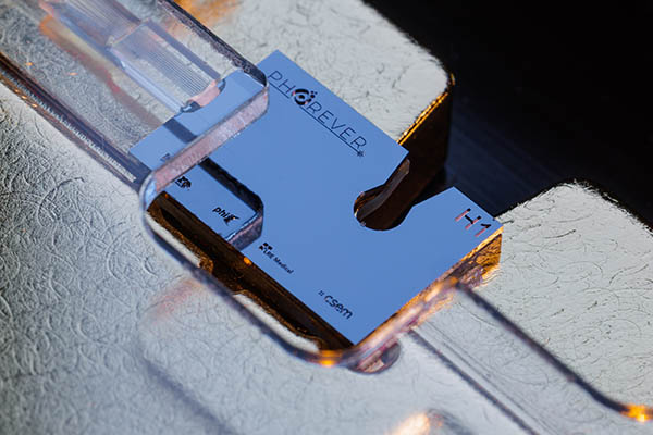 Photonic integrated circuit (PIC) for OCT with a keyhole shaped opening for a microfluidic capillary.
