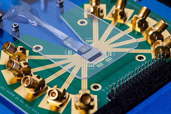PIC based optoelectronic module with spot size converter