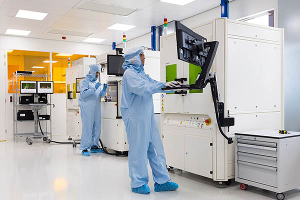 cleanroom manufacturing of photonic chip based modules