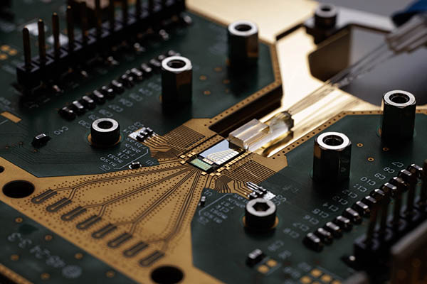 Device based on integrated photonics and RF electronics