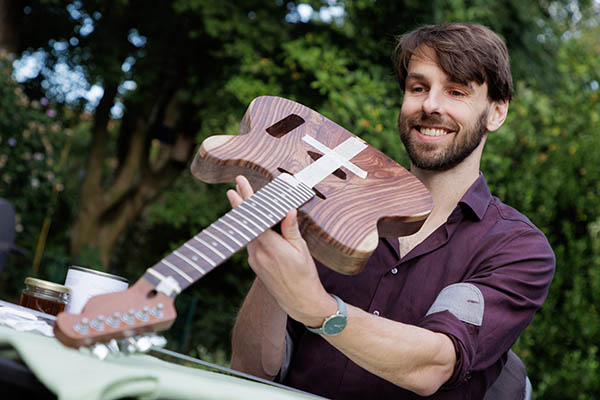 David van Duinen builds electric guitar