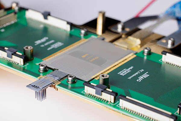 Photonics based THz transmitter antenna module.